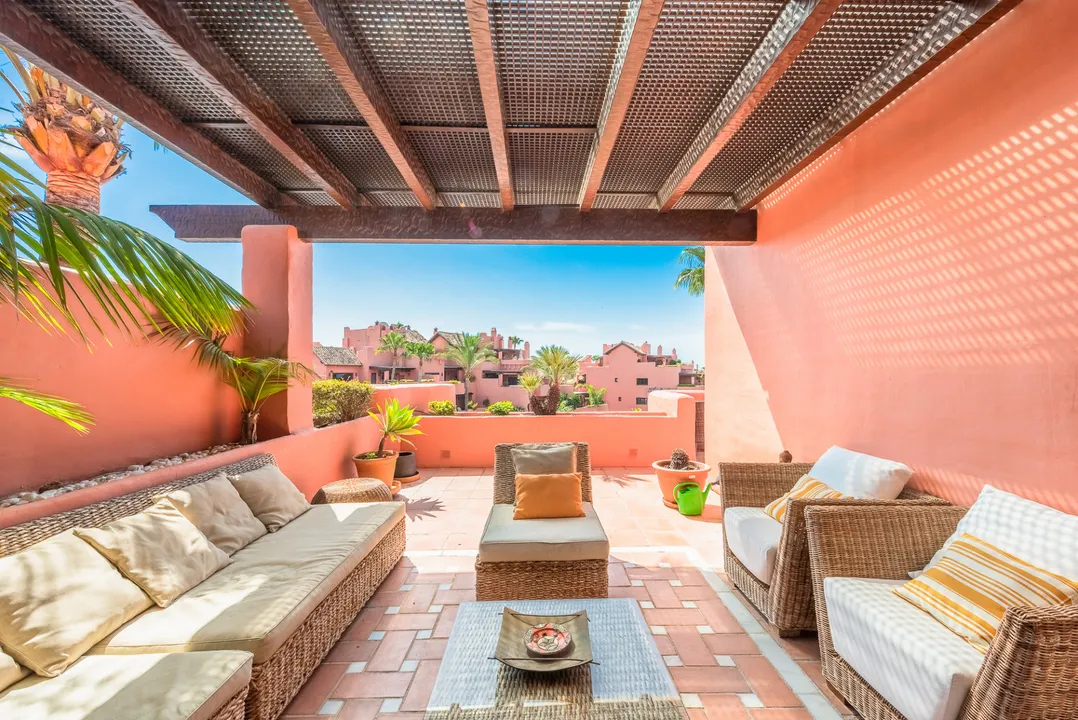 Luxury penthouse with panoramic views image 3