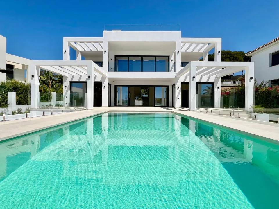 Contemporary villa 200 meters from the beach in Elviria image 0