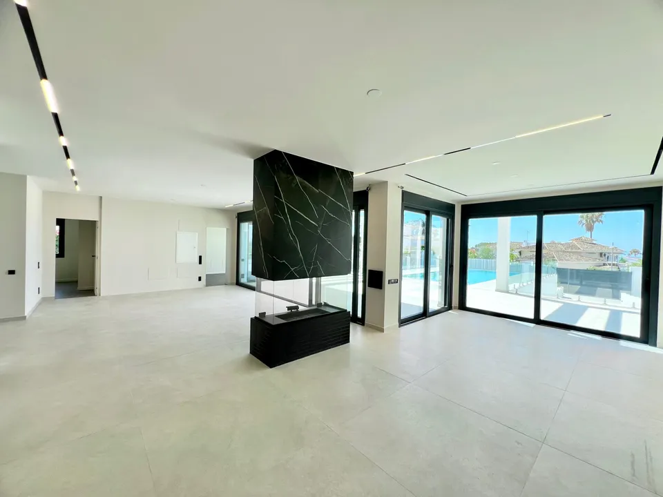 Contemporary villa 200 meters from the beach in Elviria image 1