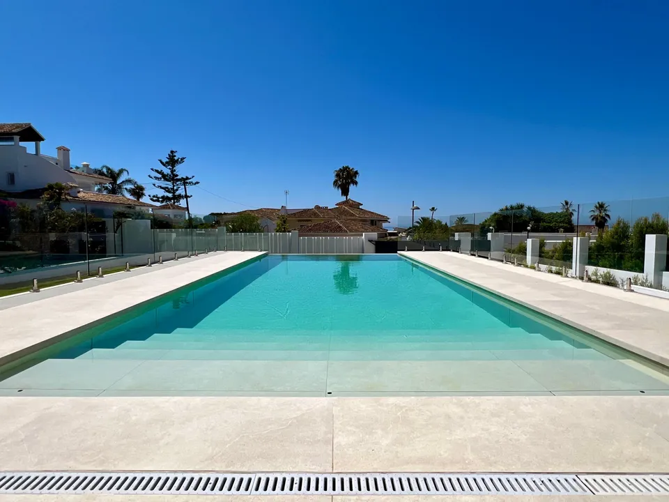 Contemporary villa 200 meters from the beach in Elviria image 2