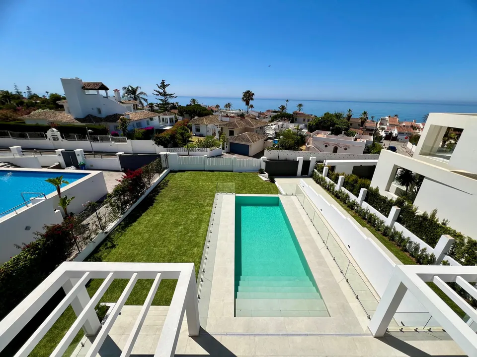 Contemporary villa 200 meters from the beach in Elviria image 3