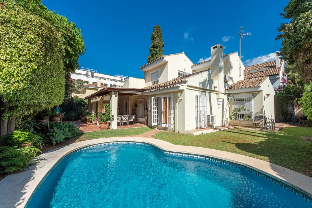 Villa with Potential in the Golden Mile, Marbella image 0