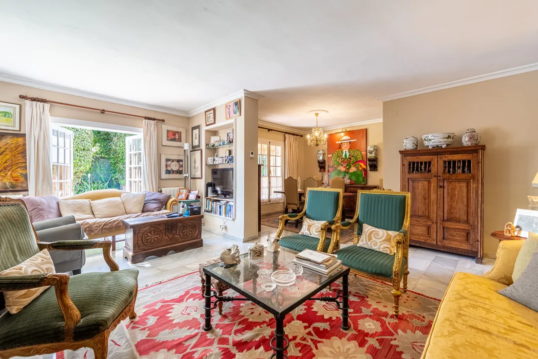 Villa with Potential in the Golden Mile, Marbella image 1