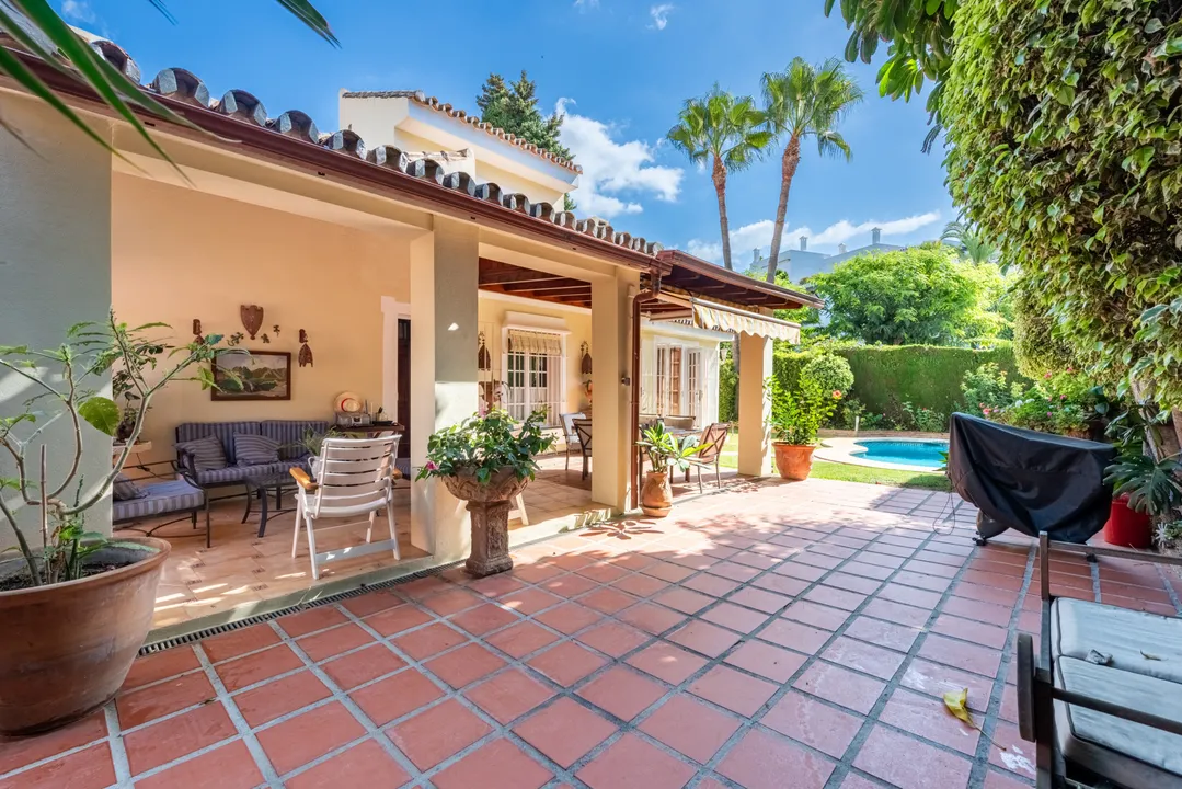 Villa with Potential in the Golden Mile, Marbella image 2