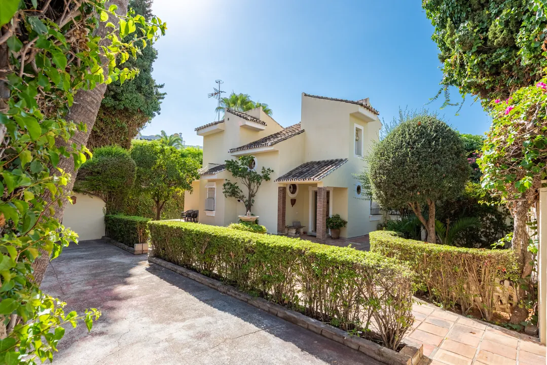Villa with Potential in the Golden Mile, Marbella image 3