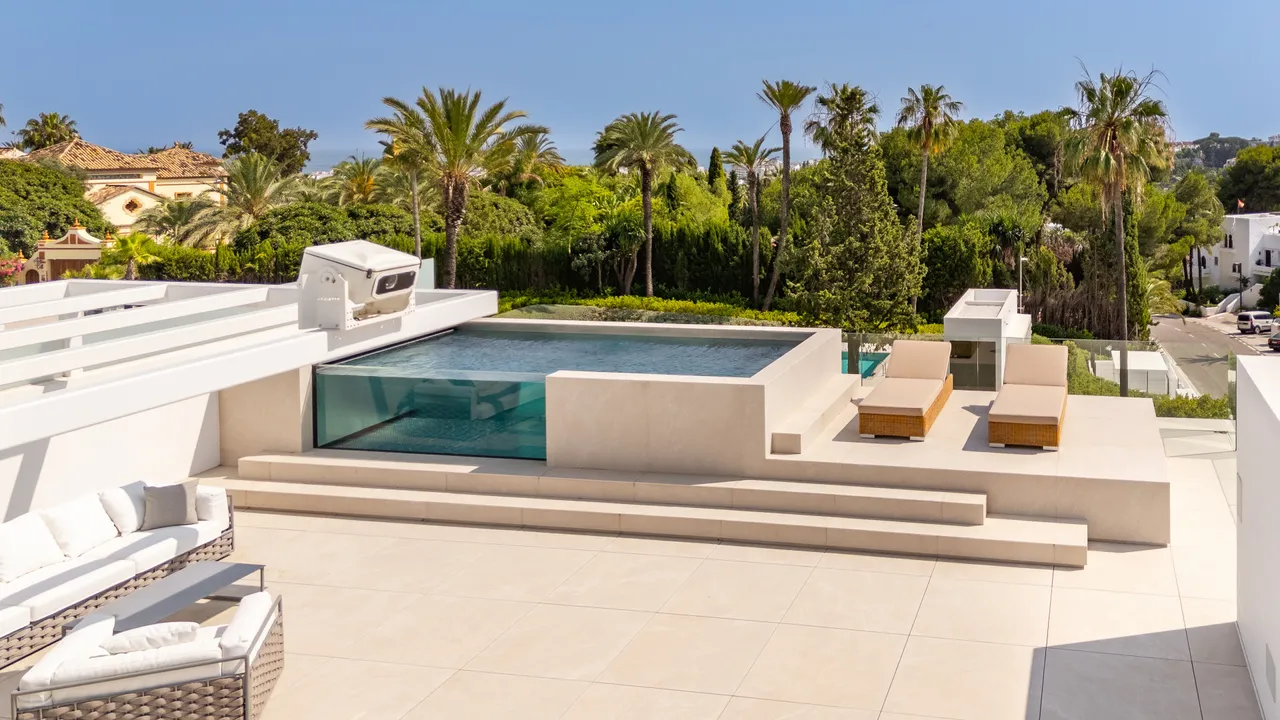 Luxury Villa with Sea Views in Nueva Andalucía image 0