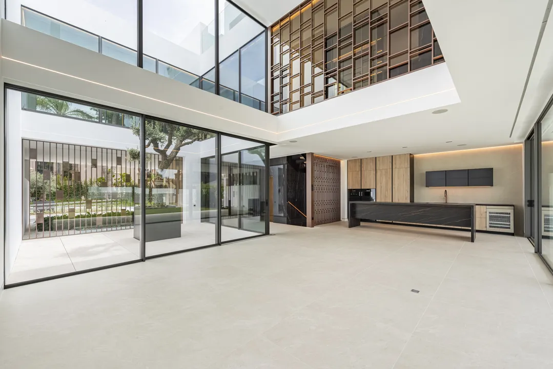 Luxury Villa with Sea Views in Nueva Andalucía image 1