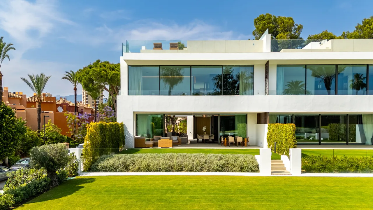 Luxury Villa with Sea Views in Nueva Andalucía image 1