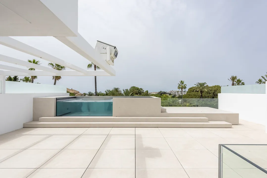 Luxury Villa with Sea Views in Nueva Andalucía image 2