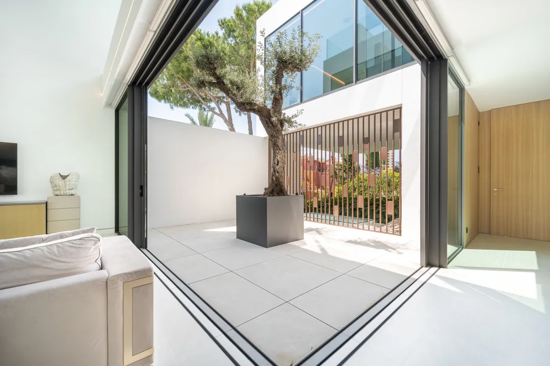 Luxury Villa with Sea Views in Nueva Andalucía image 2