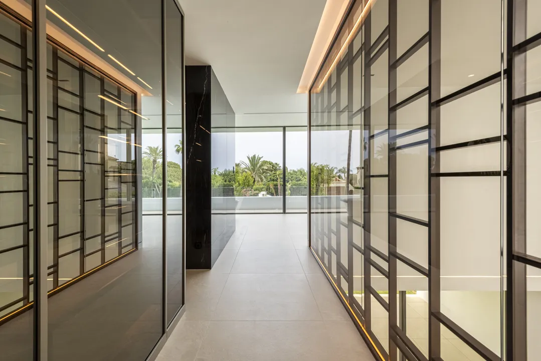 Luxury Villa with Sea Views in Nueva Andalucía image 3