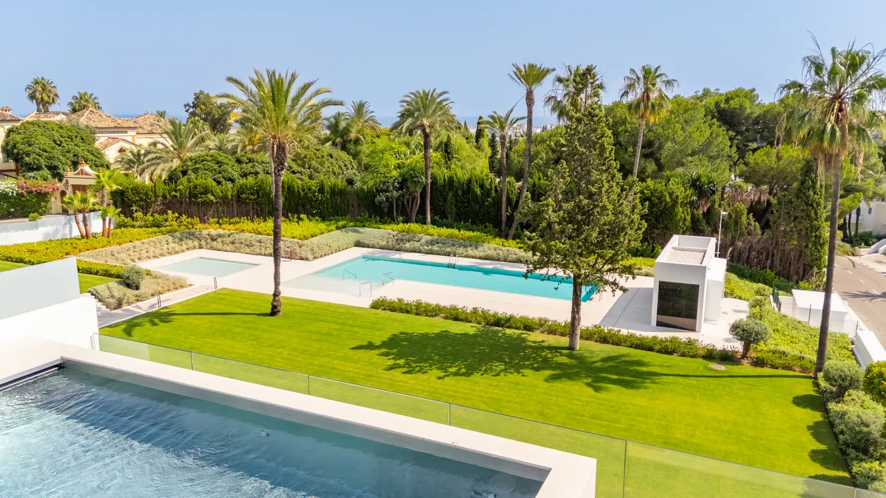 Luxury Villa with Sea Views in Nueva Andalucía image 3