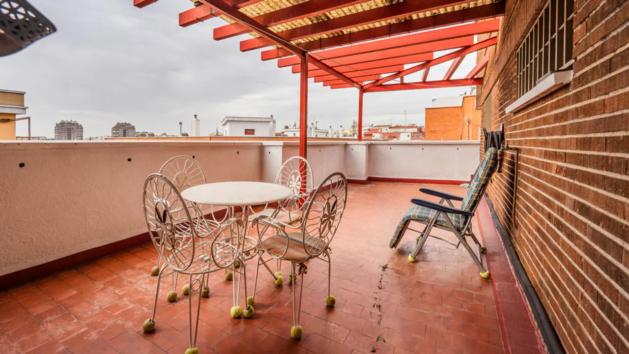 Penthouse in Salamanca with terrace and garage, views and custom renovation image 0