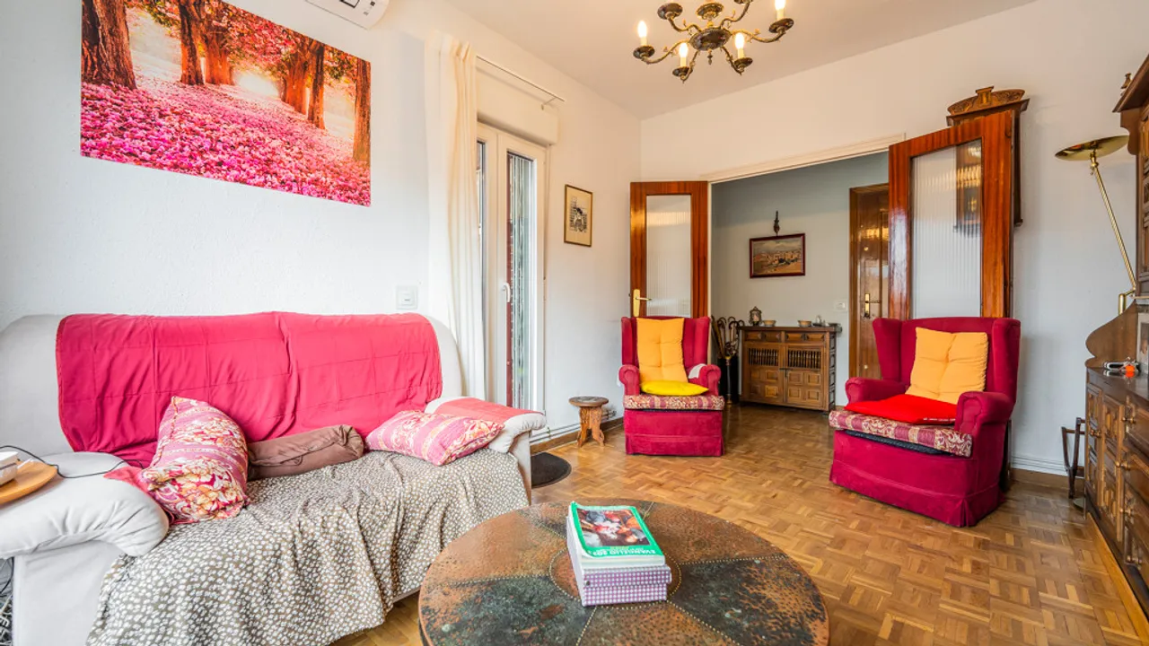 Penthouse in Salamanca with terrace and garage, views and custom renovation image 2