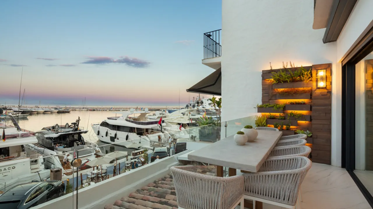 Exclusivo Apartamento con Vistas al Mar en Puerto Banús image 0