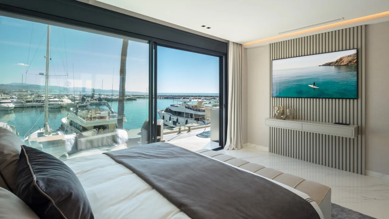 Exclusivo Apartamento con Vistas al Mar en Puerto Banús image 1