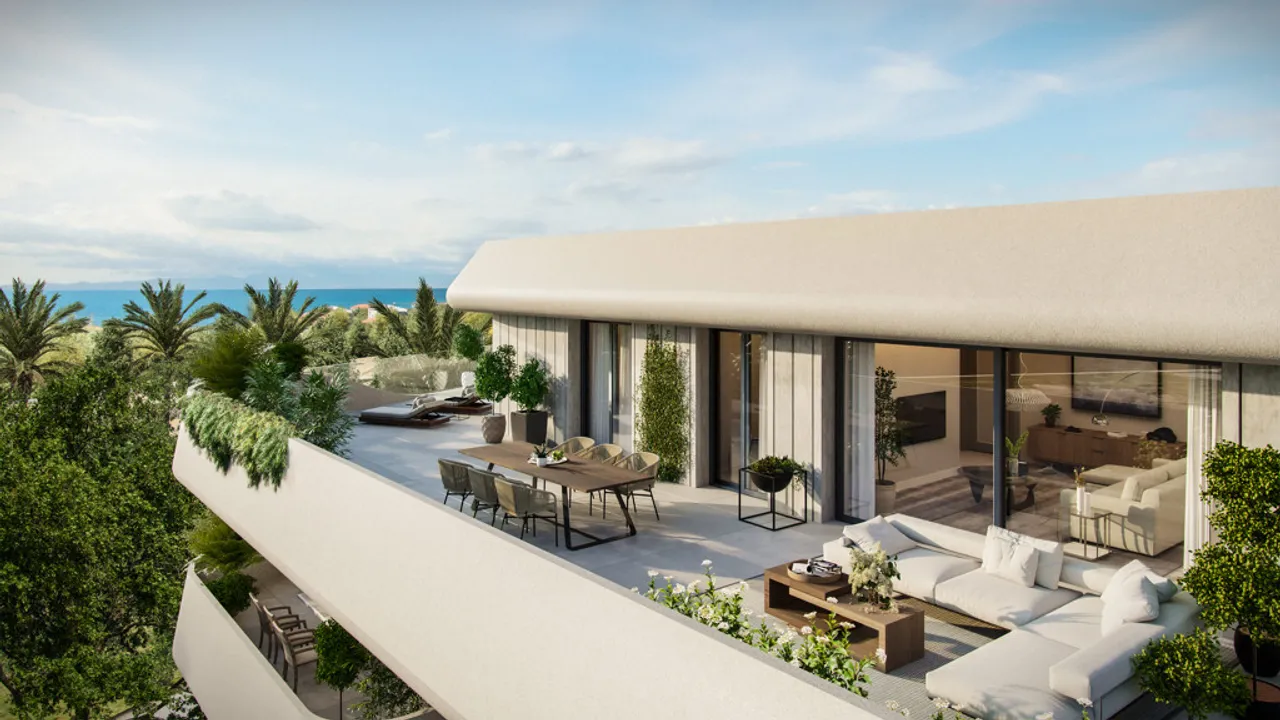 Ático de lujo en Marbella: cerca de playa y comodidades image 0