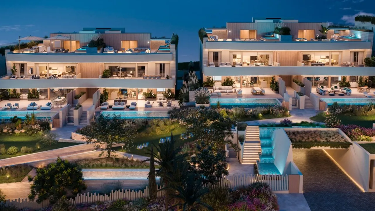 Lujo Costero: Áticos, Apartamentos y Villas en Marbella image 1