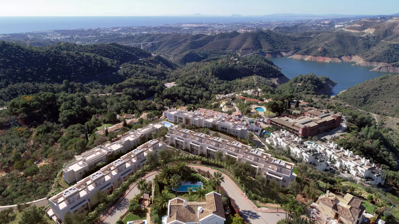Exclusivos Apartamentos en Istán con Vistas Panorámicas image 1