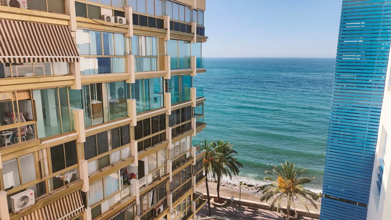 Espléndido Apartamento en 1ª Línea de Playa en Marbella image 0