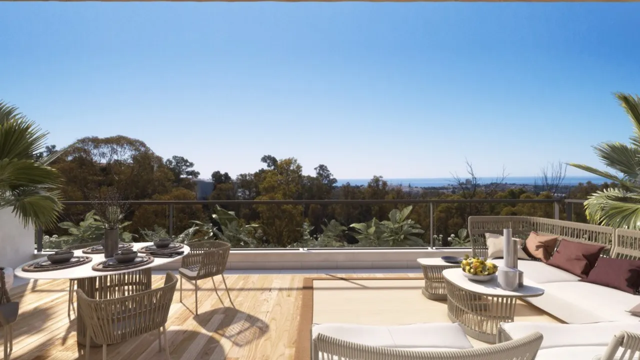 Piso Nuevo de 3 Dormitorios con Vistas Panorámicas en Nueva Andalucía image 1