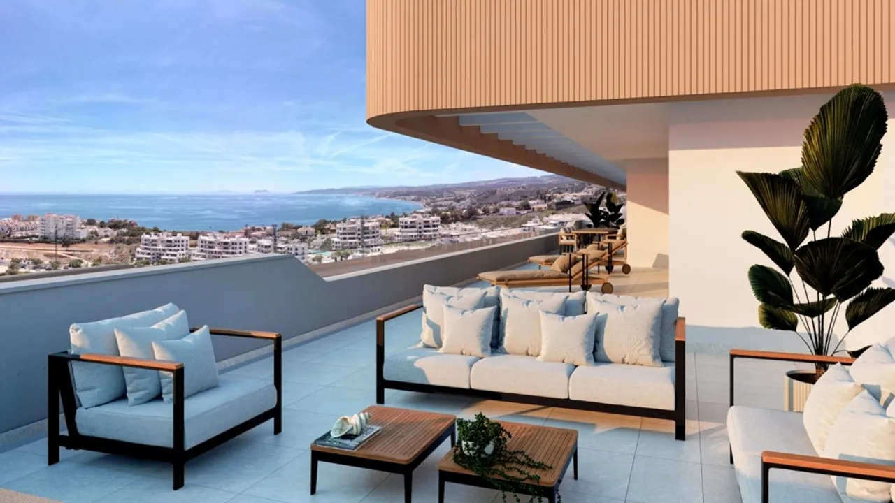Exclusivo Apartamento de 2 Dormitorios con Terraza en Estepona Puerto image 1