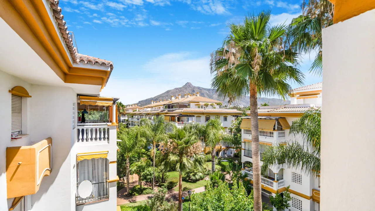 Exclusivo Apartamento de 3 Dormitorios en Marbella image 0