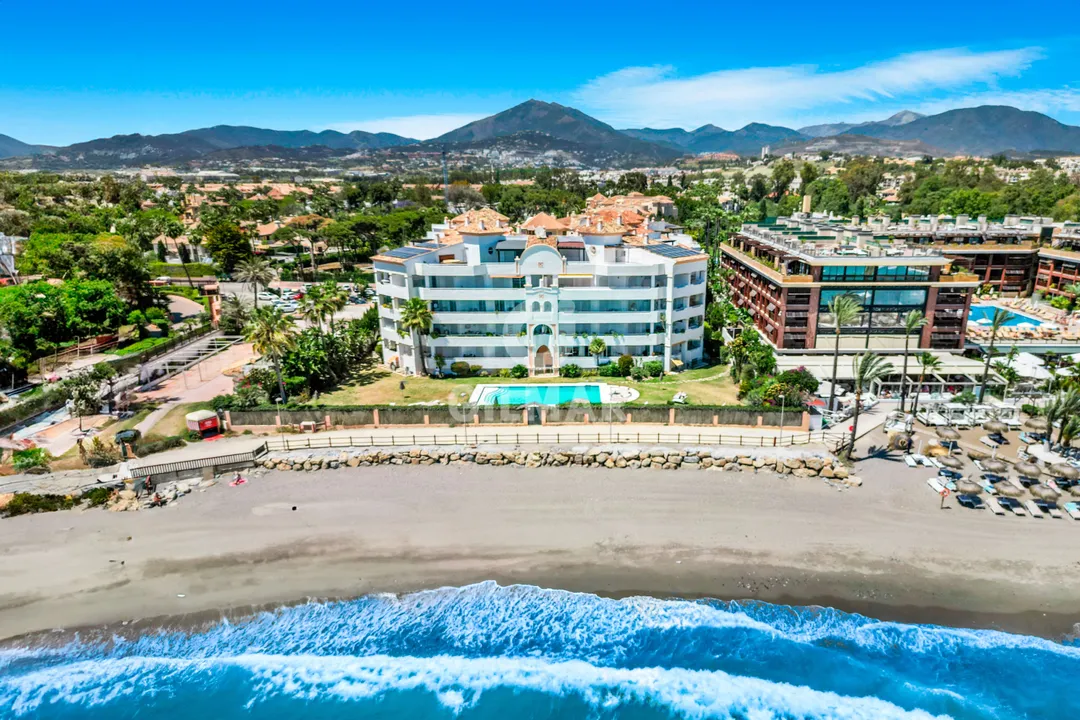 Exclusivo Apartamento en Primera Línea de Playa en Puerto Banús image 0