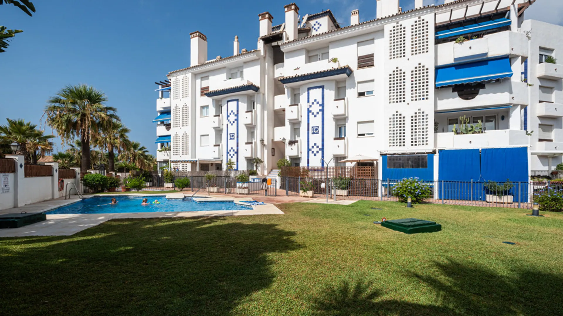 Imagen 1 de Apartamento Elegante con Jardín Privado en Las Chapas Playa