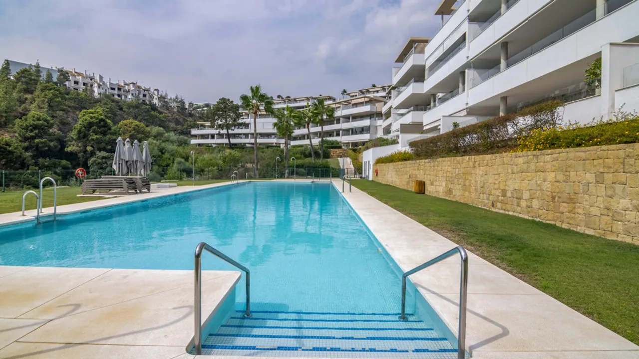 Espectacular Apartamento con Terraza y Jardín en Benahavís image 0