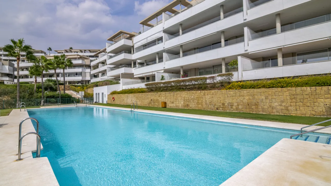 Espectacular Apartamento con Terraza y Jardín en Benahavís image 1