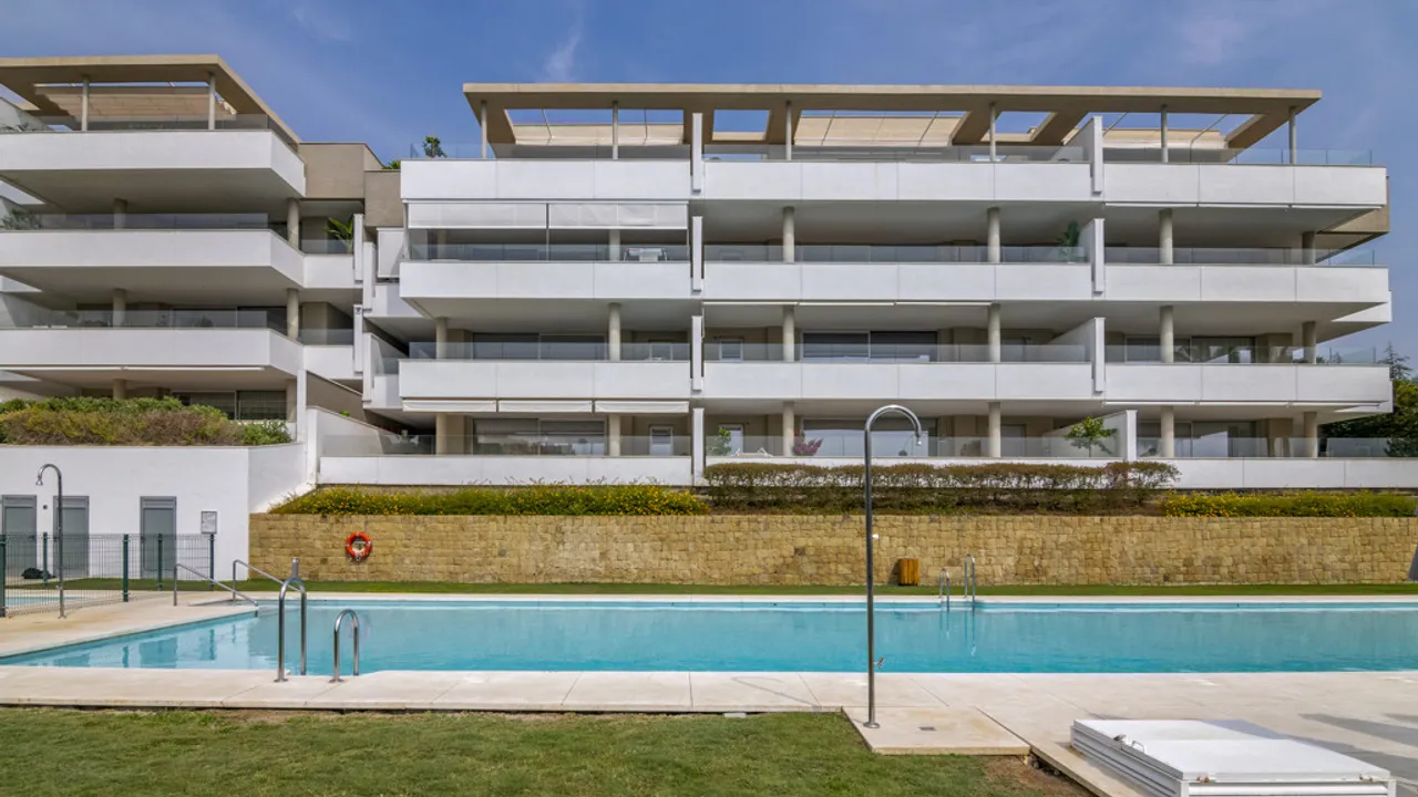 Espectacular Apartamento con Terraza y Jardín en Benahavís image 2