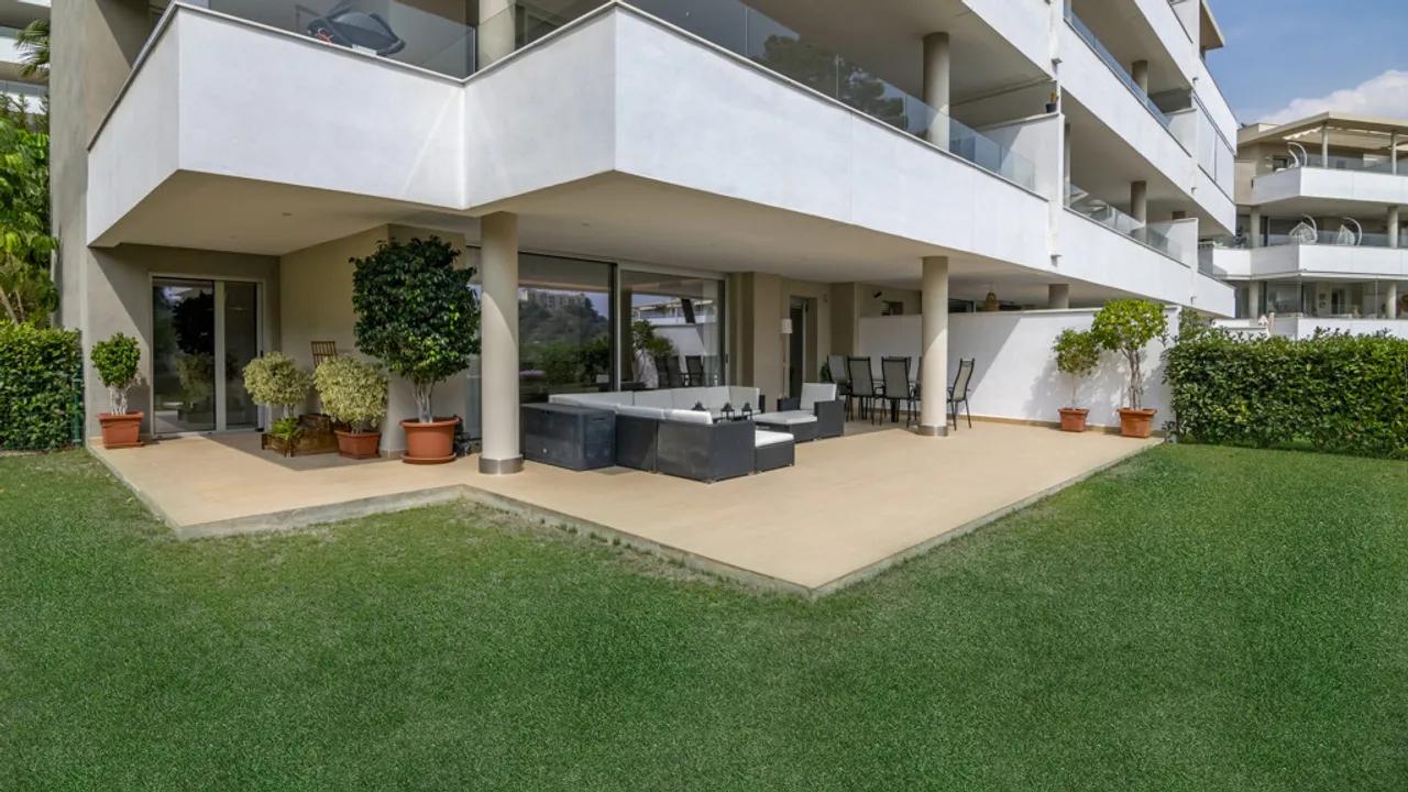 Espectacular Apartamento con Terraza y Jardín en Benahavís image 3