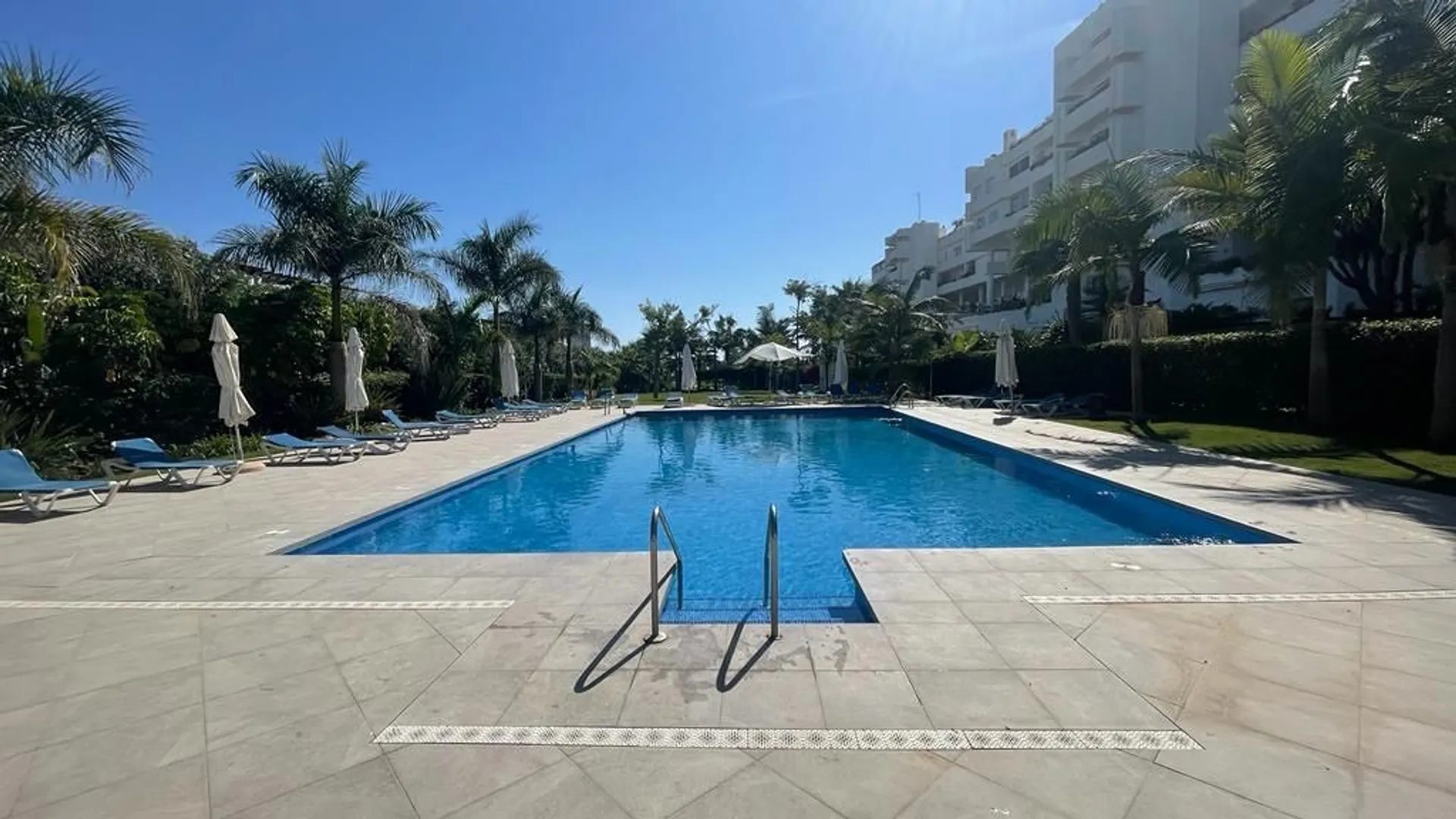 Imagen 1 de Exclusivo Apartamento Frente al Mar en Guadalmina Baja