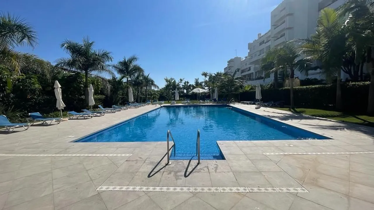 Exclusivo Apartamento Frente al Mar en Guadalmina Baja image 0