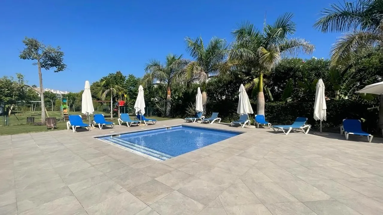 Exclusivo Apartamento Frente al Mar en Guadalmina Baja image 1