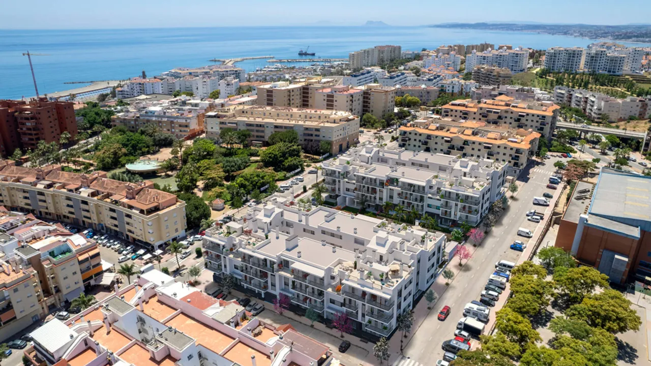 Ático de Lujo en Estepona Centro: 3 Dormitorios y Vistas al Mar image 0