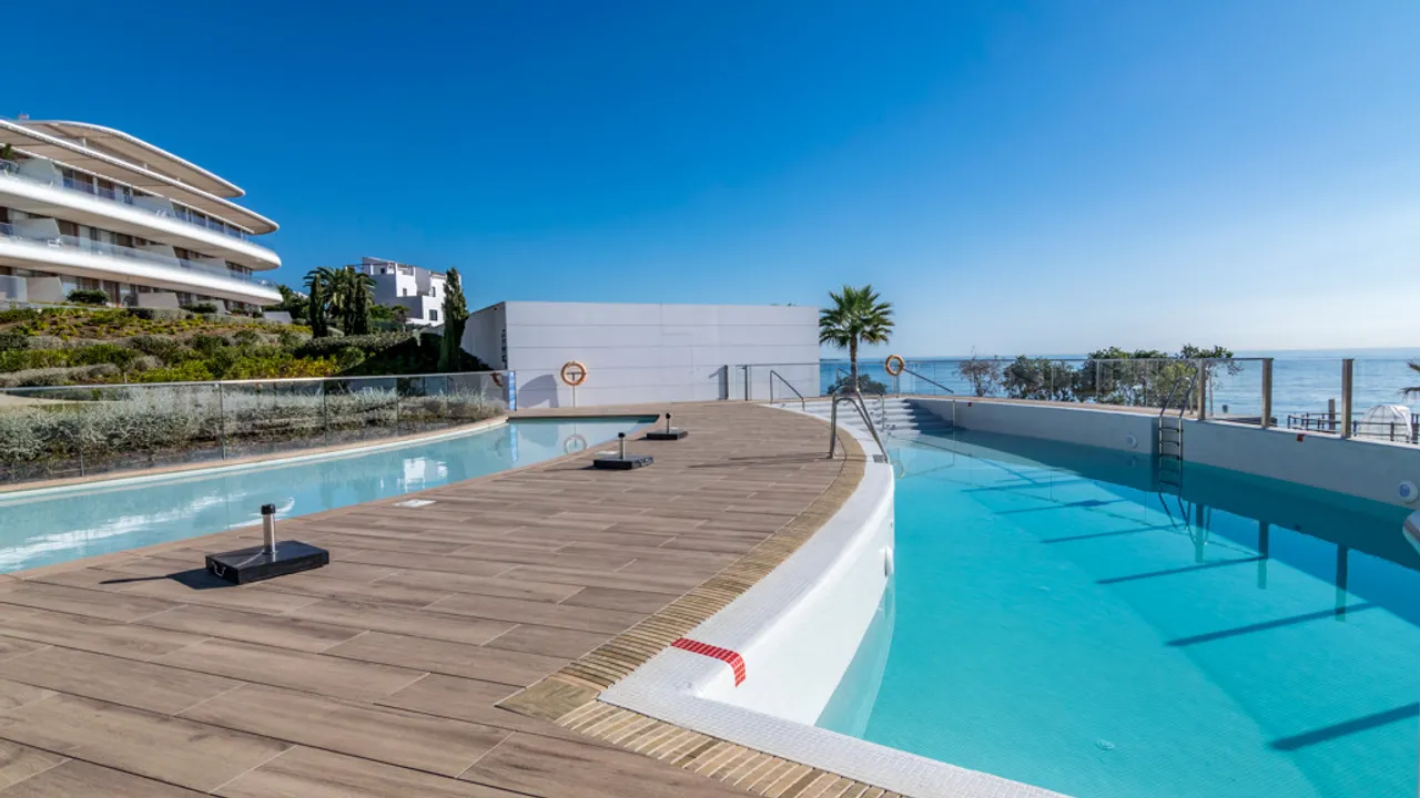 Exclusivo Apartamento de Lujo en Primera Línea de Playa con Vistas al Mar image 0