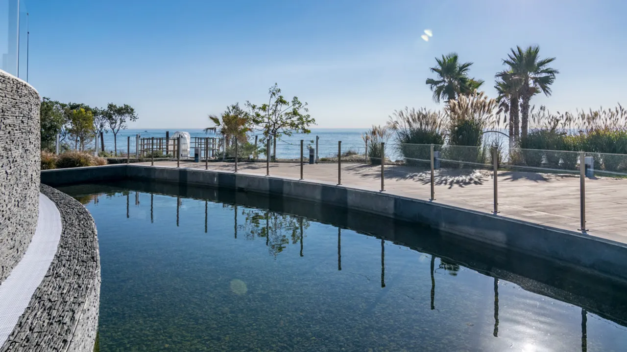 Exclusivo Apartamento de Lujo en Primera Línea de Playa con Vistas al Mar image 1