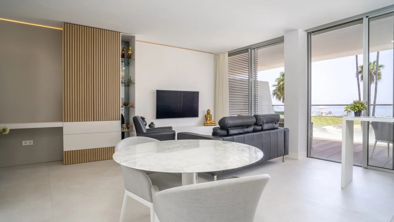 Exclusivo Apartamento de Lujo en Primera Línea de Playa con Vistas al Mar image 3