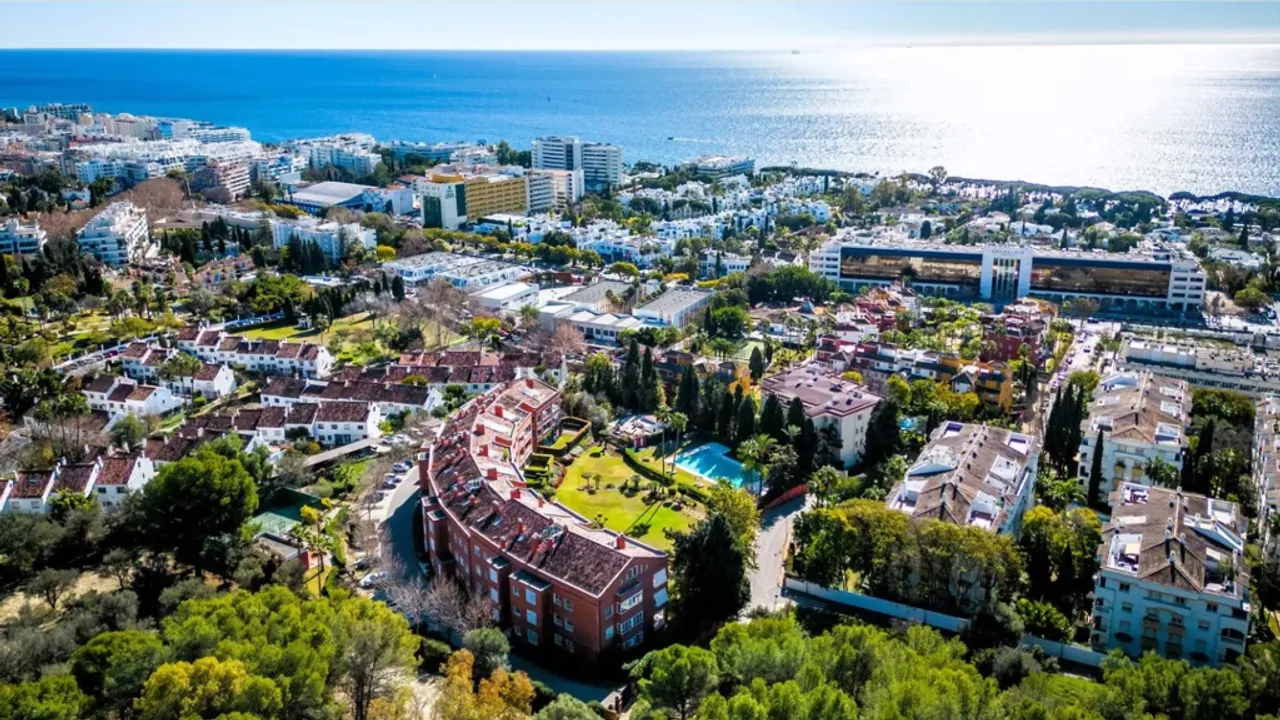 Exclusive 4-Bedroom Apartment in the Golden Mile, Marbella image 1