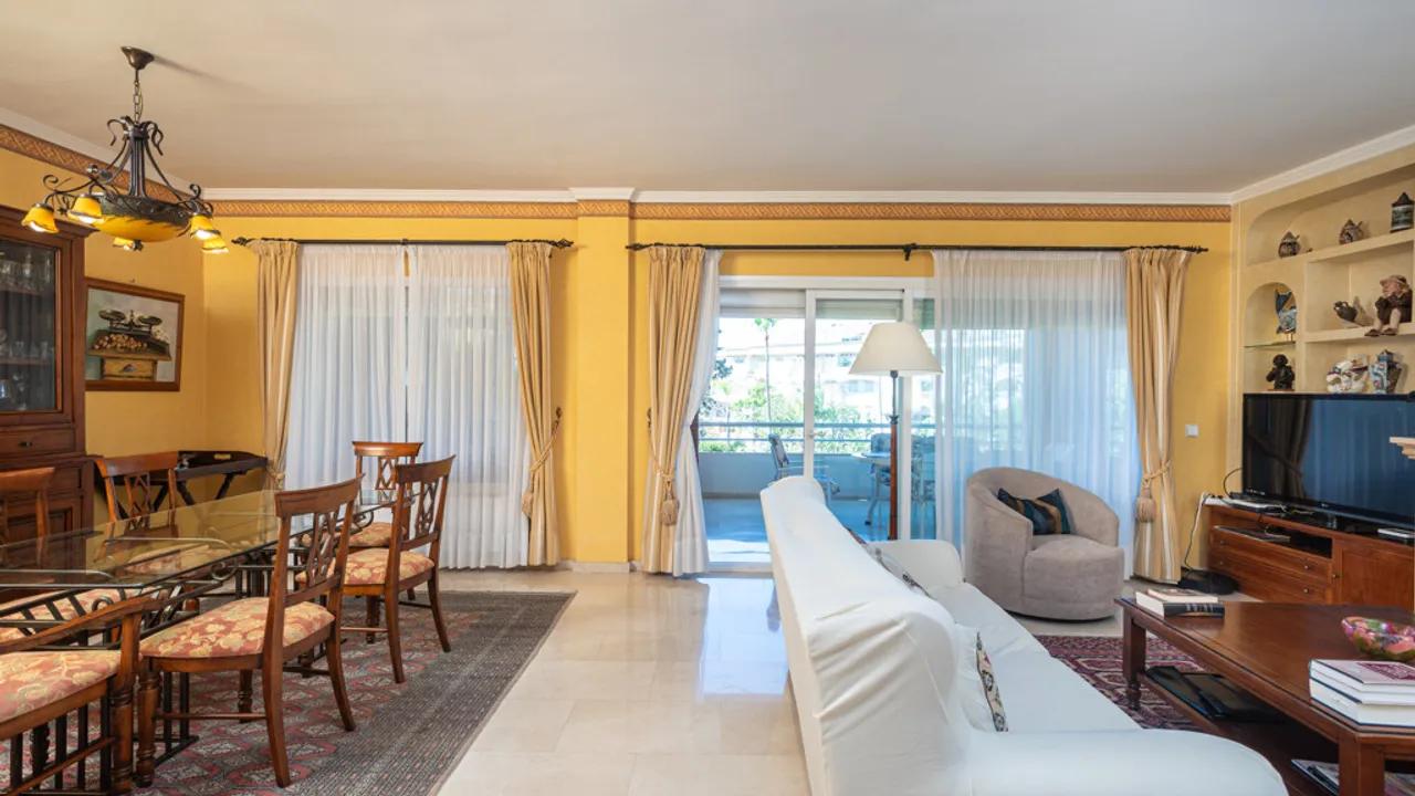 Exclusive 4-Bedroom Apartment in the Golden Mile, Marbella image 2