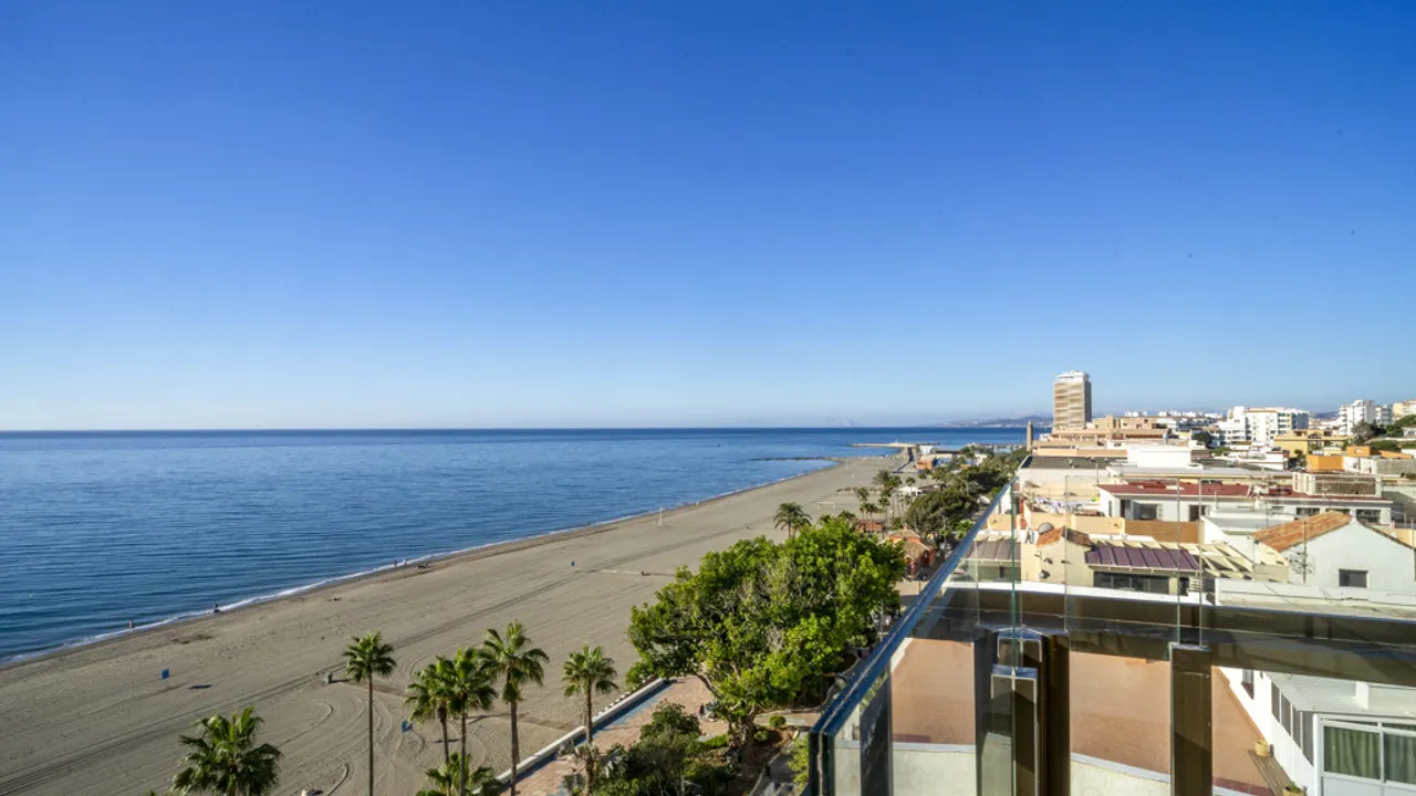 Apartamento de Lujo en Primera Línea de Playa Estepona image 0