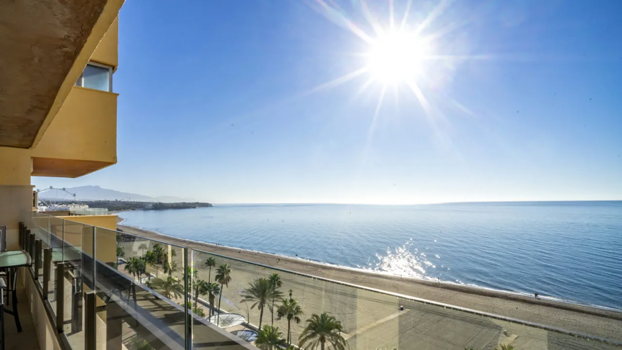 Apartamento de Lujo en Primera Línea de Playa Estepona image 1