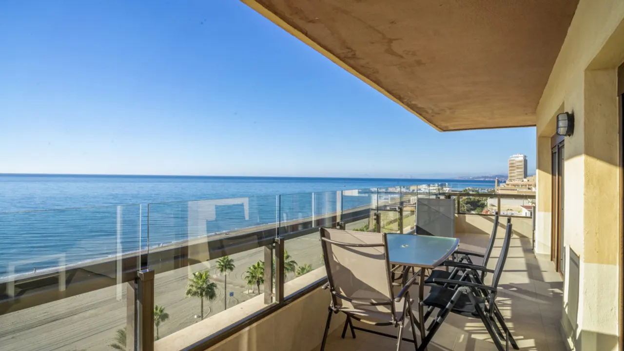 Apartamento de Lujo en Primera Línea de Playa Estepona image 2