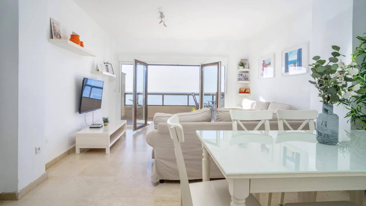 Apartamento de Lujo en Primera Línea de Playa Estepona image 3