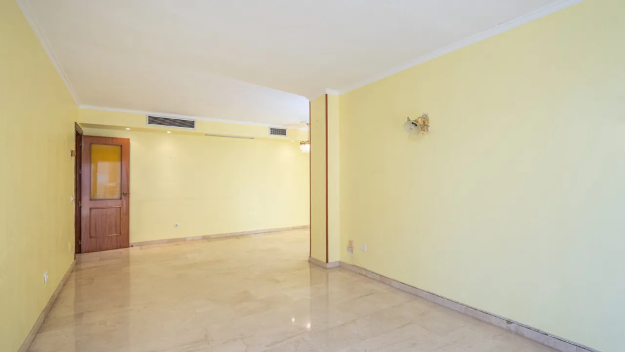 Spacious Bright Apartment in the Heart of Marbella image 3