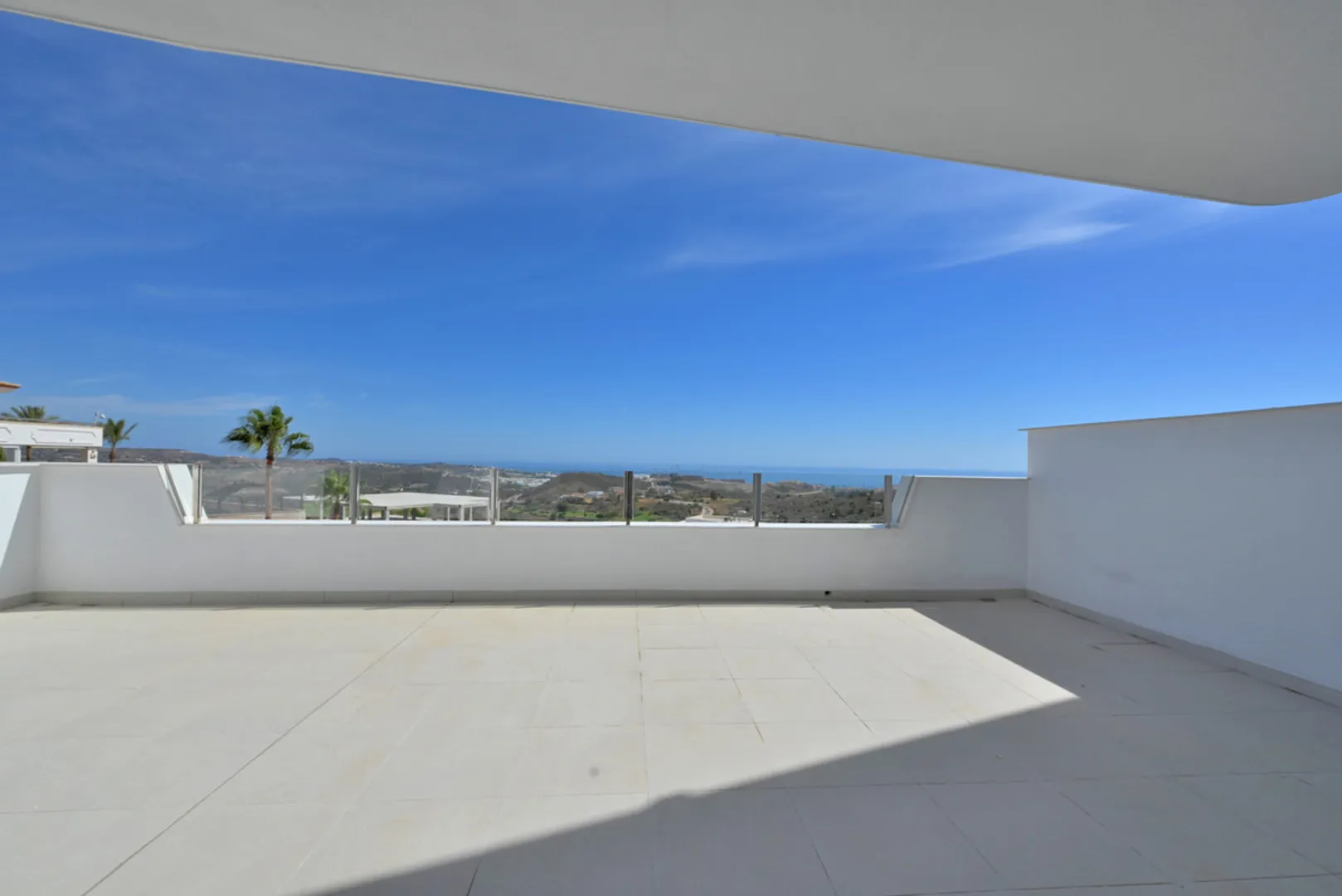 Moderno Apartamento de Lujo con Vistas al Mar y Acceso a Spa