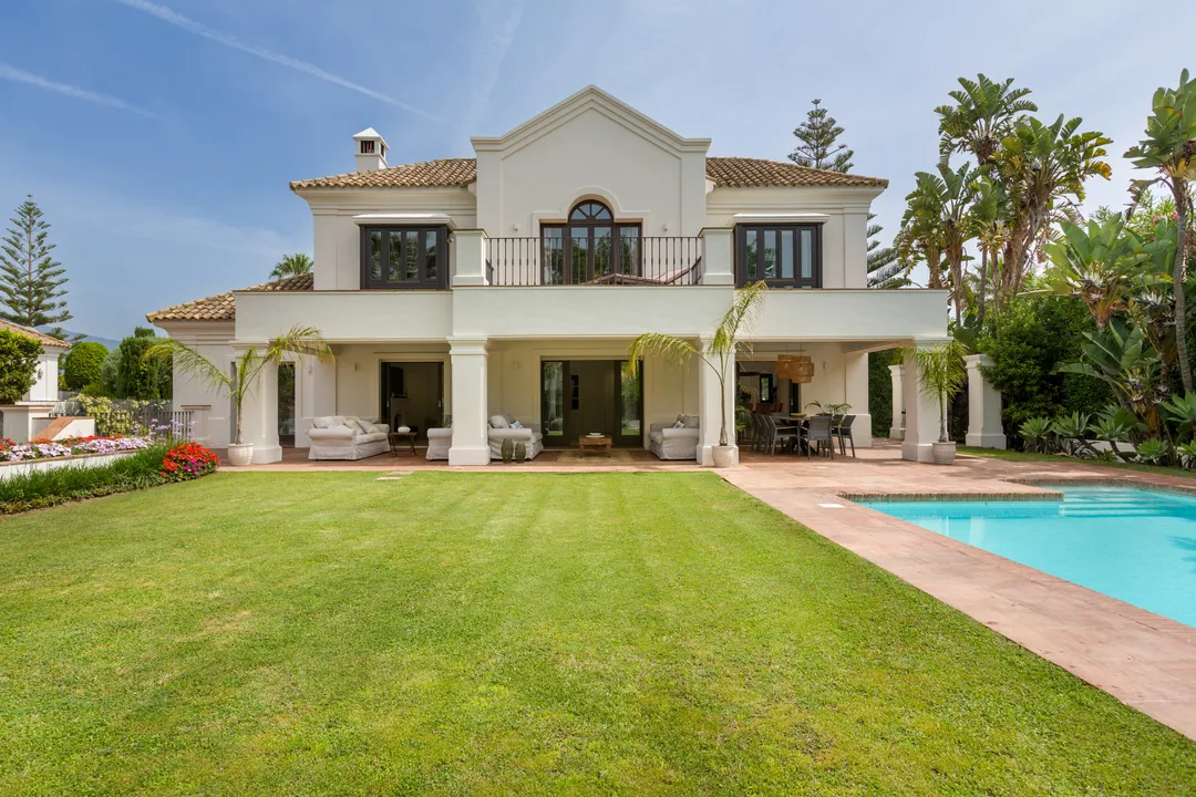 Luxury Villa in Guadalmina Baja, 200m from the Beach image 0