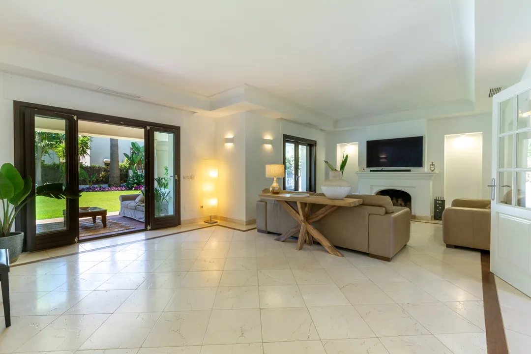 Luxury Villa in Guadalmina Baja, 200m from the Beach image 1